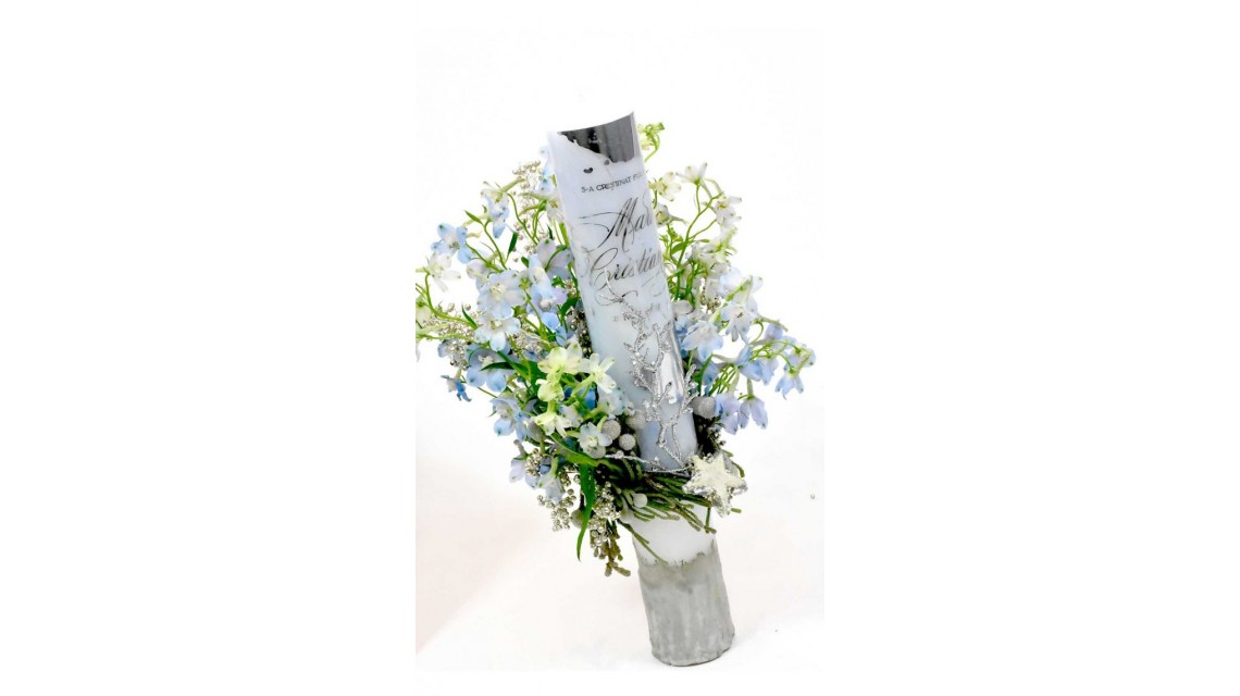 Lumanare botez scurta cu flori naturale delphinium si folie argintie personalizata 4